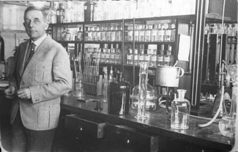 Prof. Otto H. Warburg, der deutsche Nobelpreisträger für Medizin, in seinem Laboratorium im Kaiser-Wilhelm Institut in Berlin (1931) / Wikimedia Commons